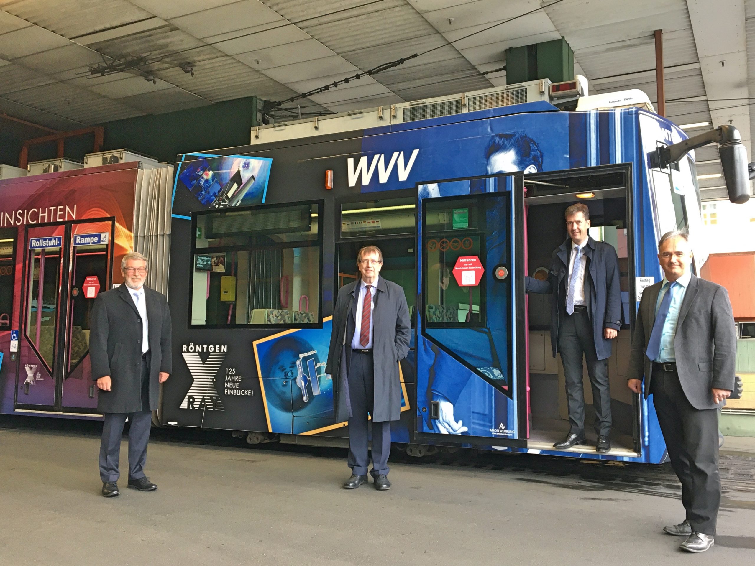 Die neue Röntgenstraßenbahn wird bis Ende November auf Würzburgs Gleisen zu sehen sein. Foto: WVV