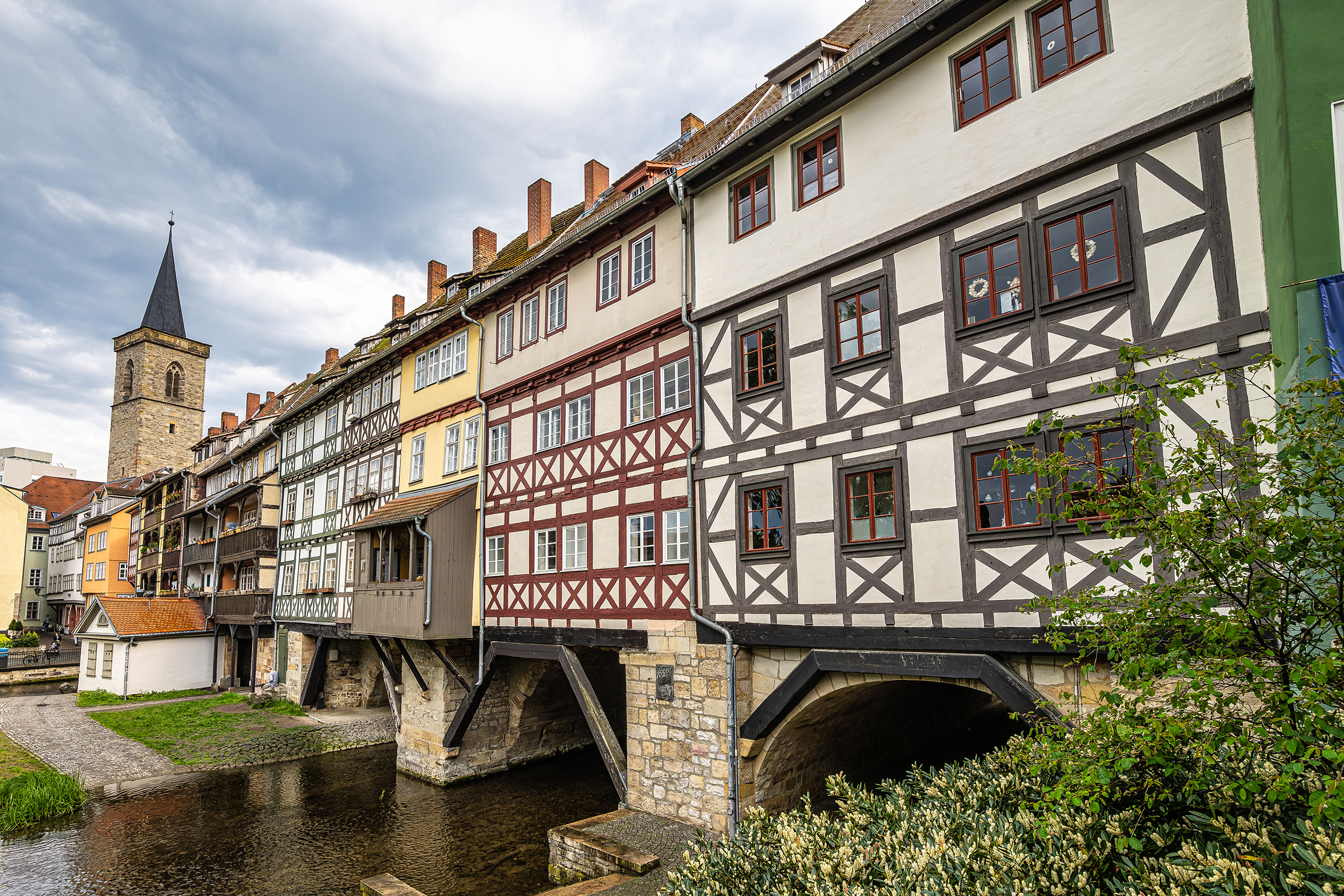 alte Häuser über Fluss in Heidelberg