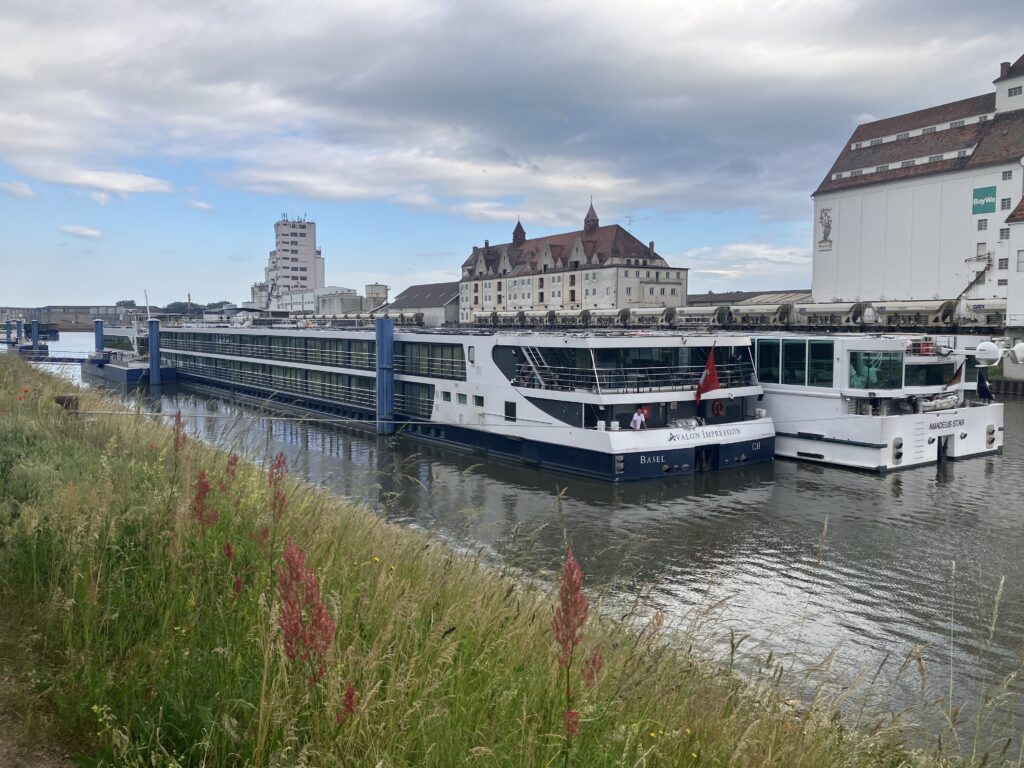 Zwei große Schiffe auf dem Wasser in Bamberg