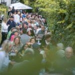 Menschenmenge in den Weinbergen bei Wein am Stein