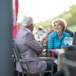 Mann und Frau unterhalten sich bei einem Glas Wein