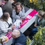 Menschen sitzen in den Weinbergen beim WVV Kundenevent