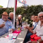 Gruppe von sechs Rentnern mit Wein in der Hand