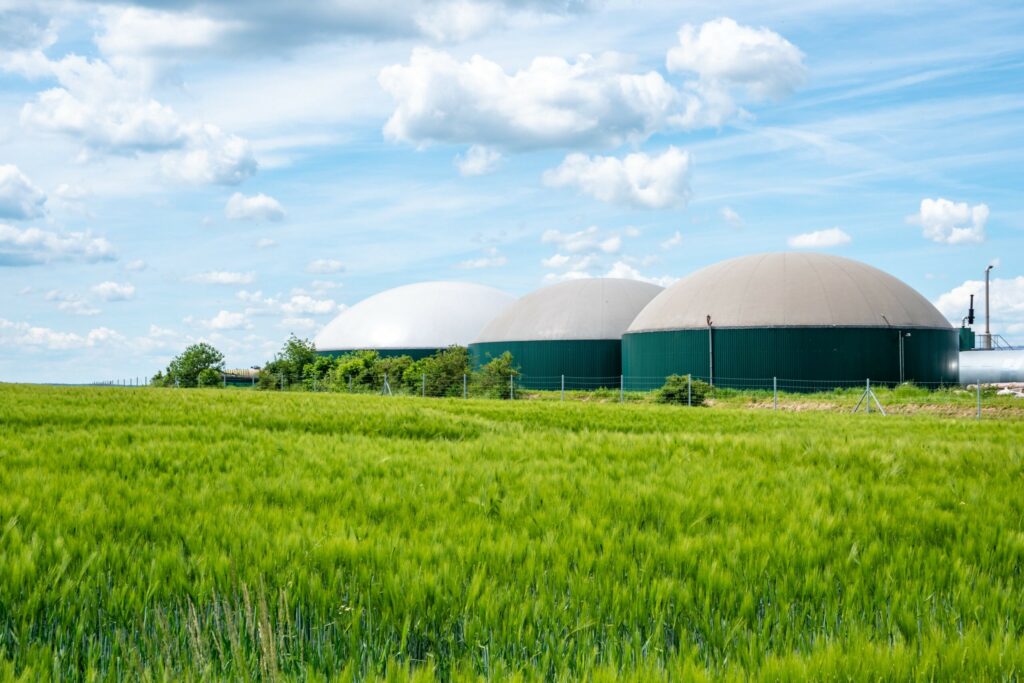 Biogasanlagen auf grüner Wiese und blauem Himmel