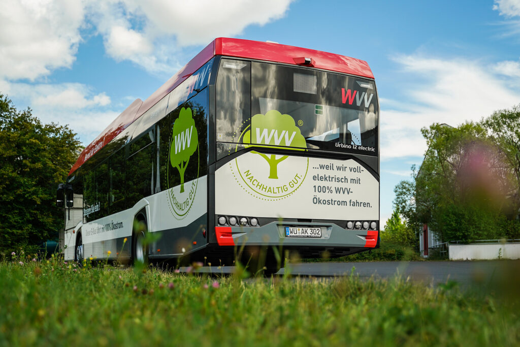 Elektrobus der WVV von hinten mit dem Aufdruck WVV Nachhaltig gut...weil wir vollelektrisch 100% WVV-Ökostrom fahren