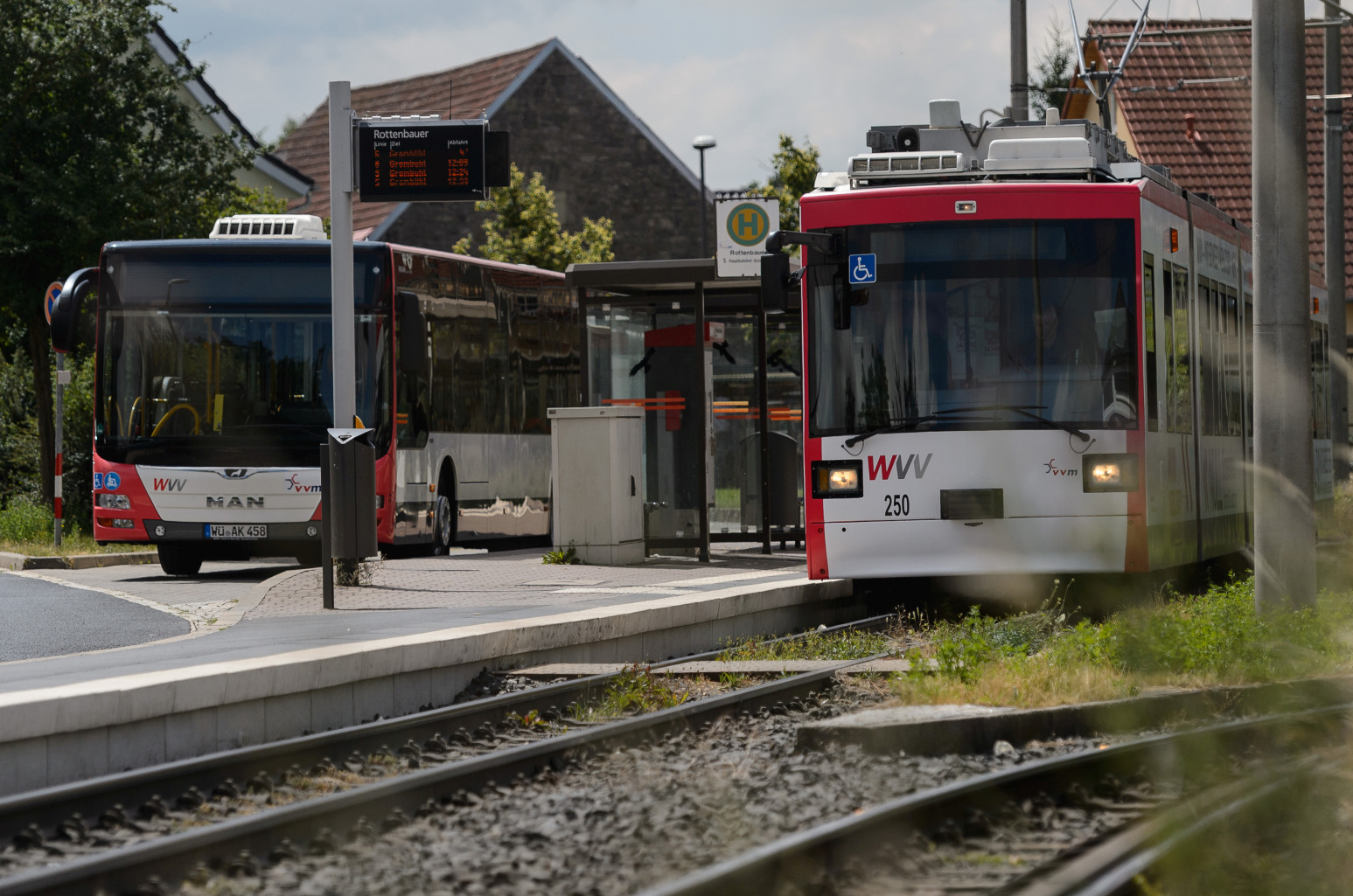 WVV Straßenbahn an Haltstelle Rottenbauer