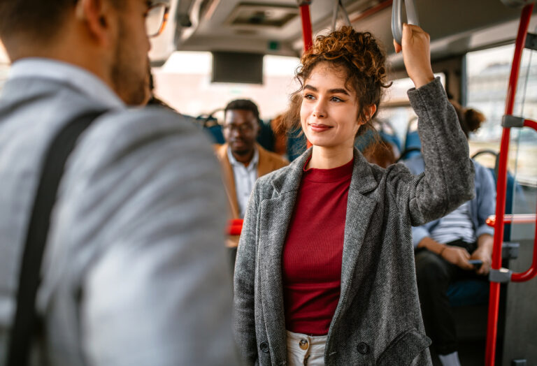 junge Frau unterwegs mit dem DTicket Job der WVV stehend im Bus