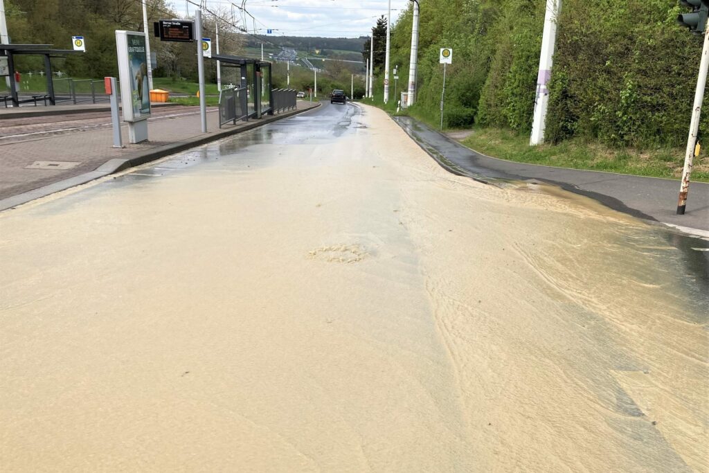 Straße überschwemmt mit dreckigem Regenwasser