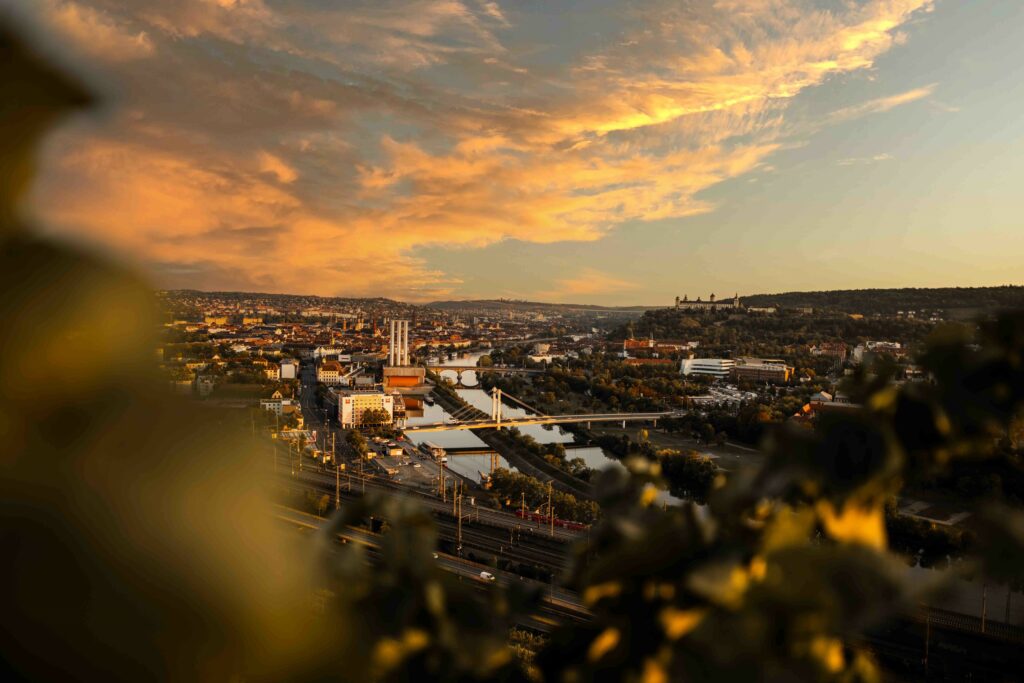 Blick auf Würzburg bei Sonnenuntergang