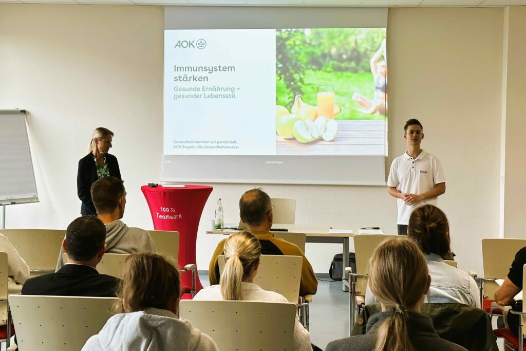 Mitarbeiter der WVV hält einen Vortrag vor mehreren Menschen