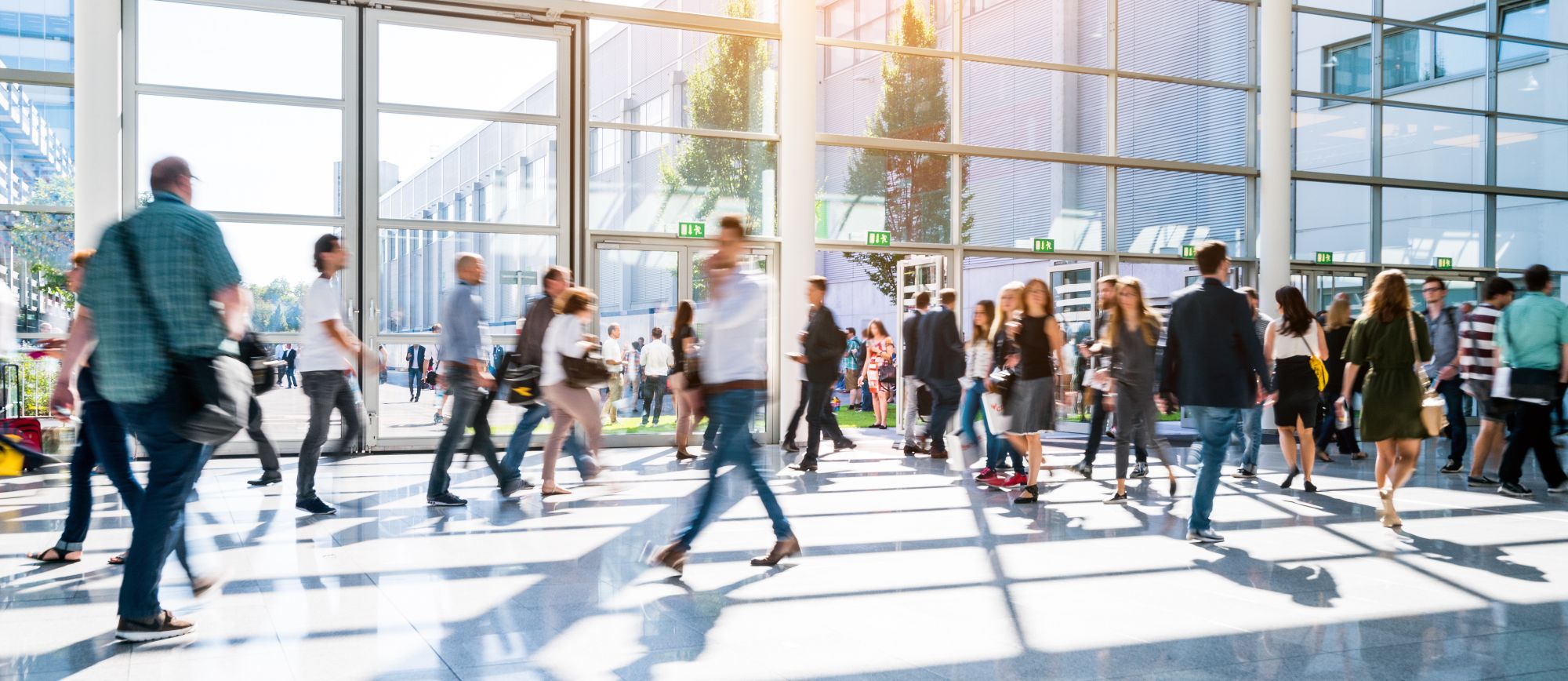 Viele Menschen auf einer Messe