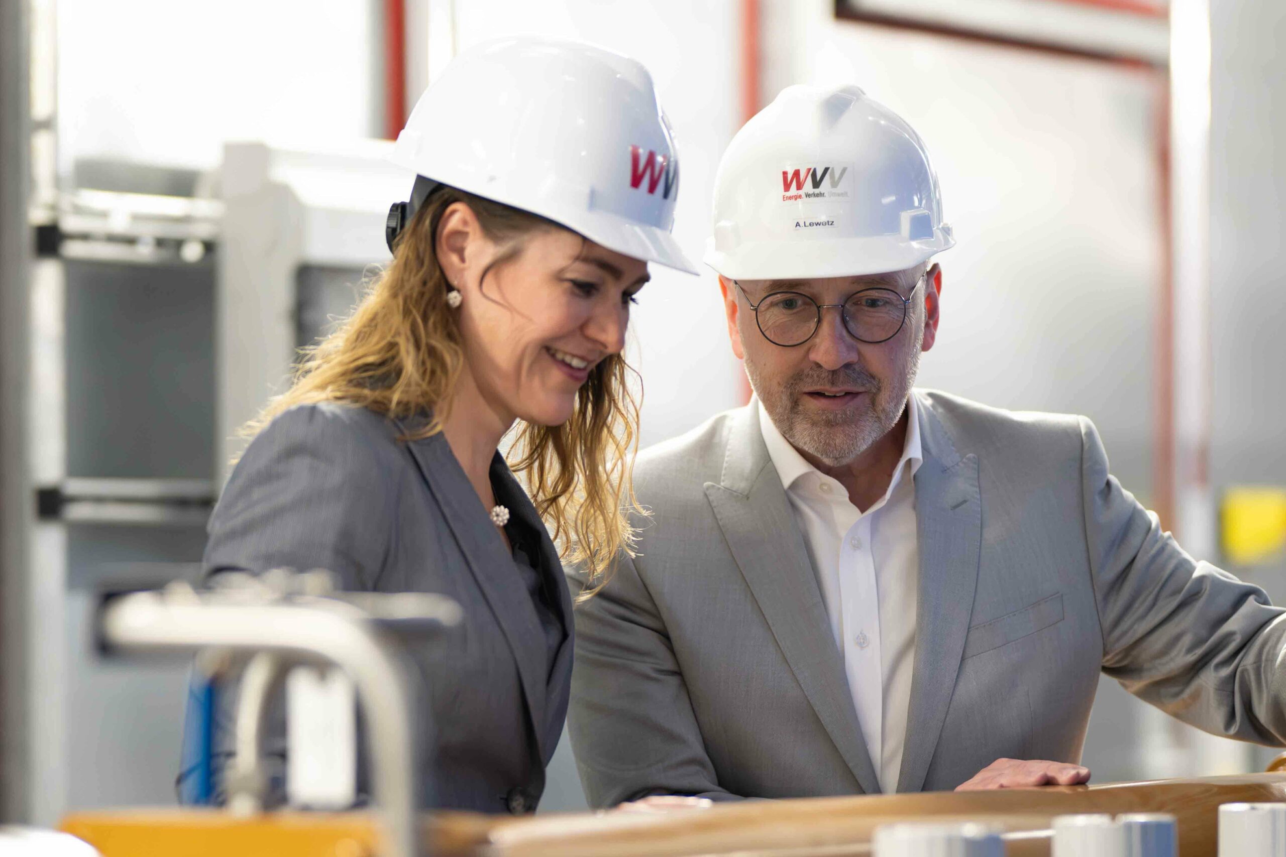 WVV Vorstände Frau Schulte-Derne und Herr Lewetz im Kraftwerk Würzburg