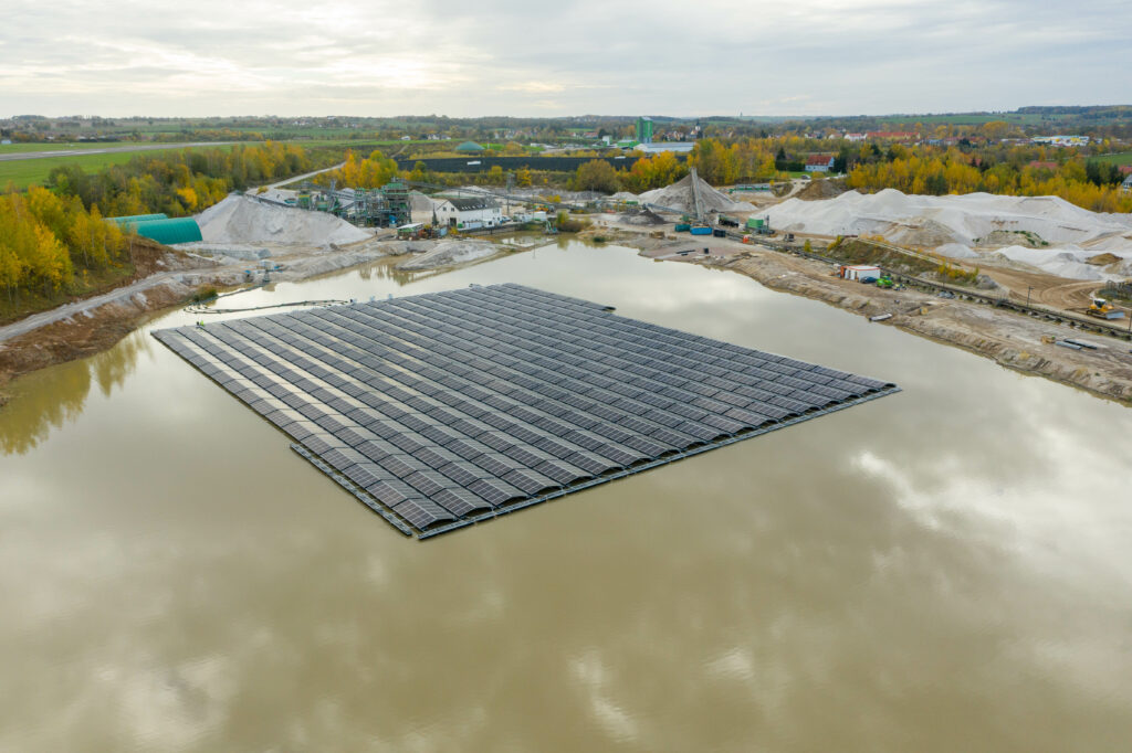 PV-Anlage auf Wasser gebaut