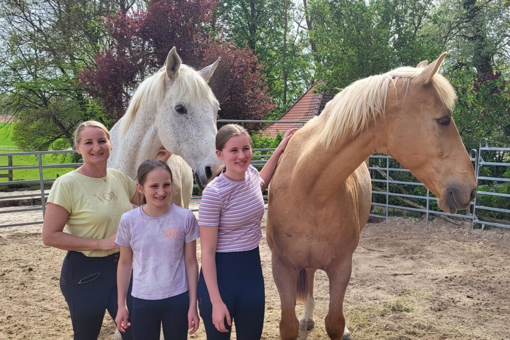 Juliane Götz mit ihren Töchtern auf dem Reiterhof