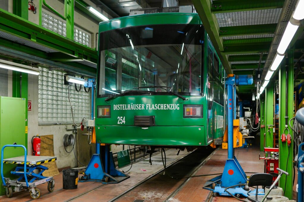 Gemeinsam mit vielen Experten wird derzeit jede einzelne GT-N-Straßenbahn genauestens überprüft. 