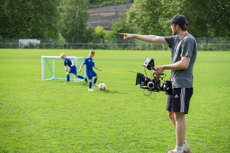 Jugendfußballer werden bei den Dreharbeiten des WVV Imagefilmes auf grüner Wiese gefilmt beim Fußball spielen