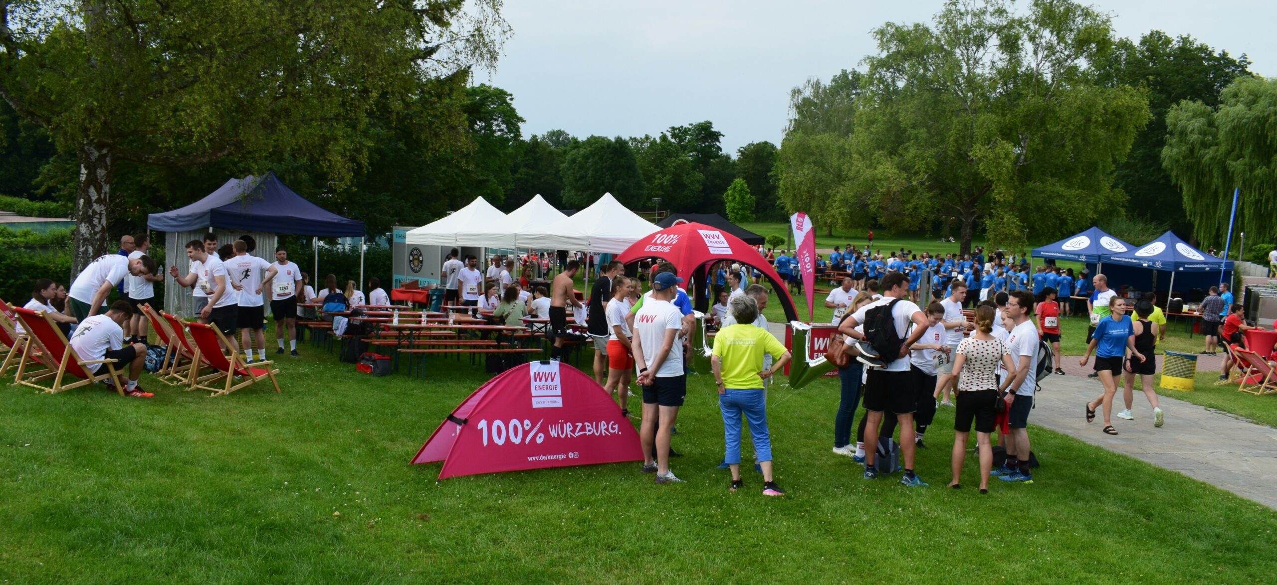 Zelt und Teilnehmer auf der Wiese im Dallenbergbad beim Firmenlauf 2024