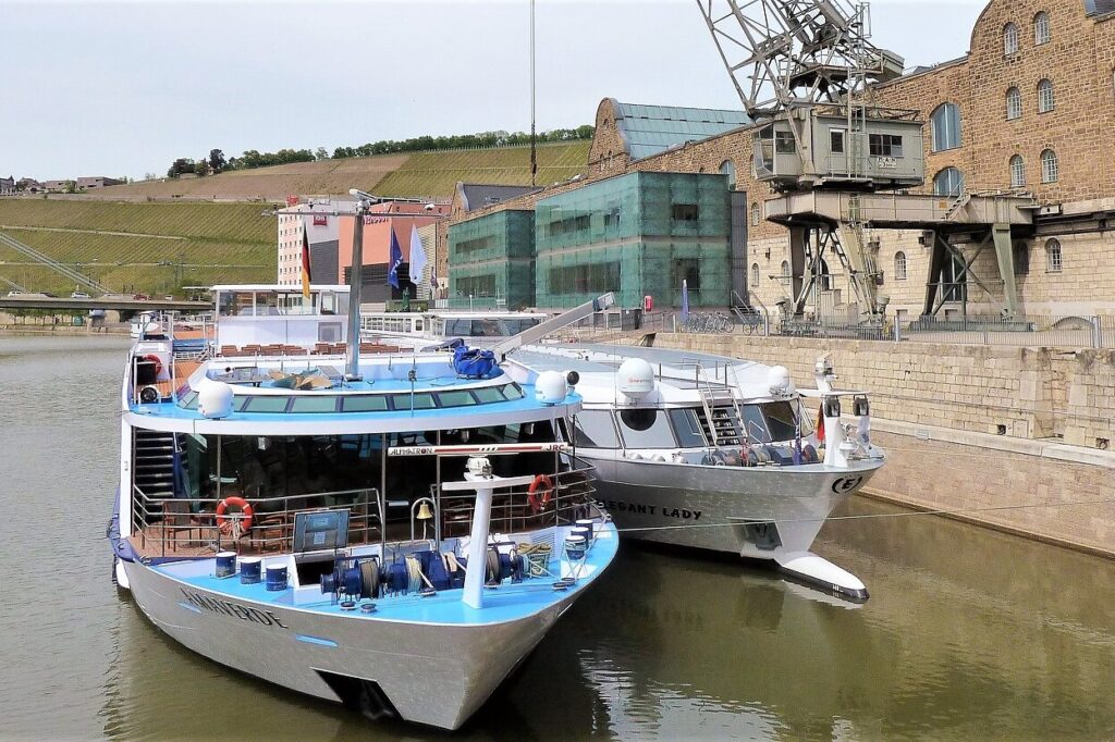 zwei Schiffe im alten Hafen Würzburg