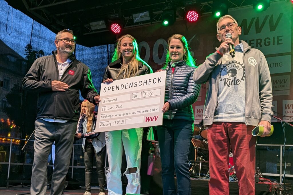 Spendecheckübergabe der WVV an Fellows Ride auf dem Stadtfest in Würzburg