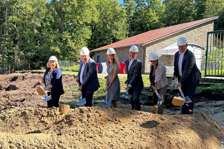 Spatenstich für die neue Trübstoffentfernungsanlage am Hochbehälter Heiligenholz: (v.l.n.r.) Rosalinde Schraud (Bürgermeisterin Estenfeld), Peter Dechant (Baufirma Dechant), Dörte Schulte-Derne (Geschäftsführerin WVV), Armin Lewetz (Geschäftsführer WVV), Karin Miethaner-Vent (Aufsichtsratsvorsitzende TWV), Klaus Mitter (Planungsbüro SHP GmbH).