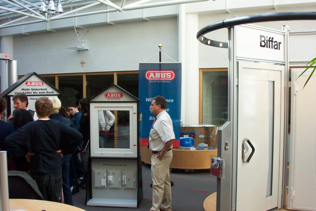 Ausstellung von Türen und Fenstern im ehemaligen WVV-Kundenzentrum