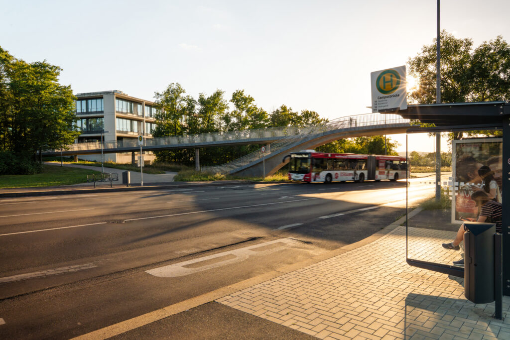 Mehr Fahrten, Direktverbindung zum Sanderring und Hauptbahnhof, leichtere Merkbarkeit – davon profitieren Anwohner/innen und Studierende am Hubland. Foto: WVV
