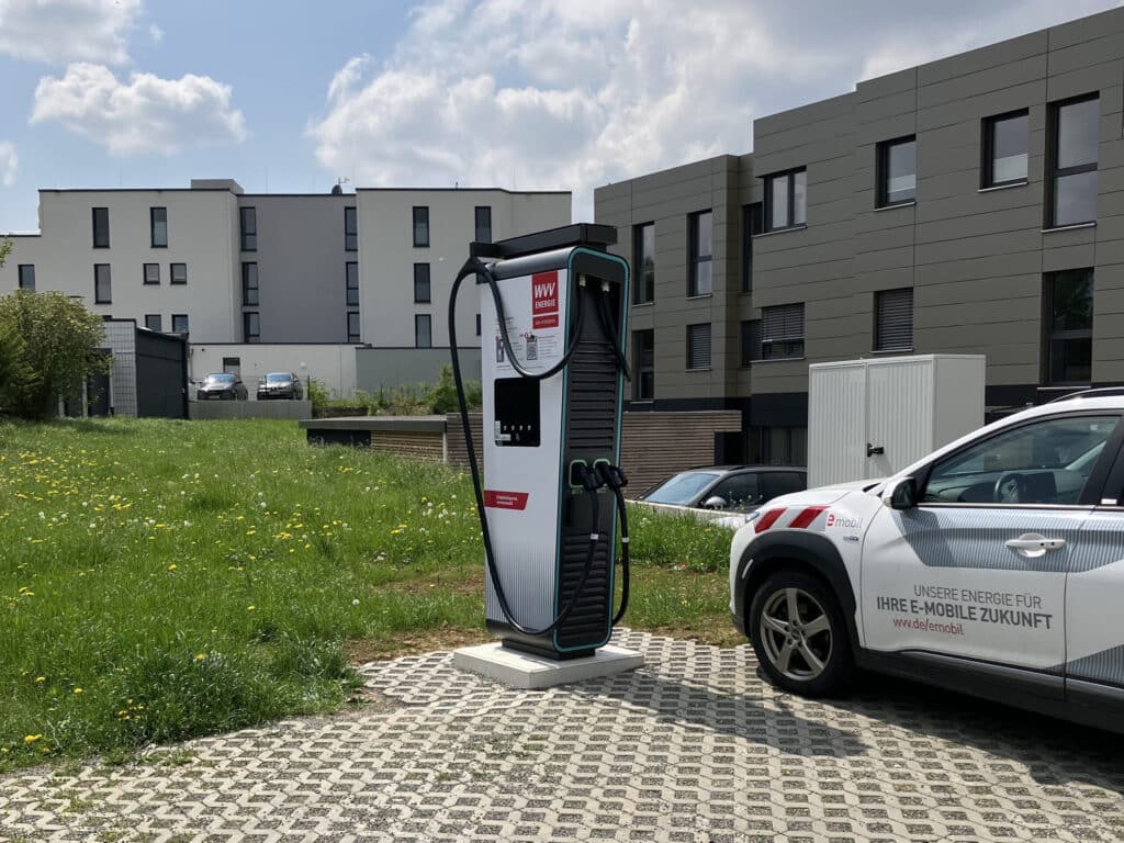 E-Ladestation in Estenfeld vor Gebäude und grüner Wiese