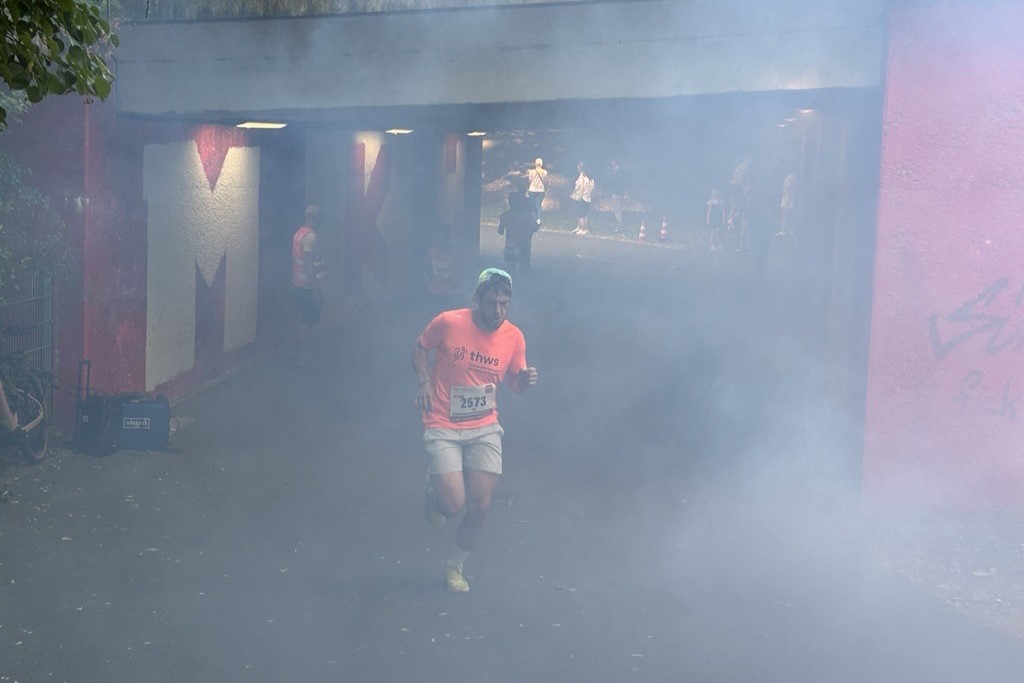 Fußgänger-Unterführung mit Nebel, Lichtshow und stimmungsvoller Musik beim WVV Energie Firmenlauf 2025