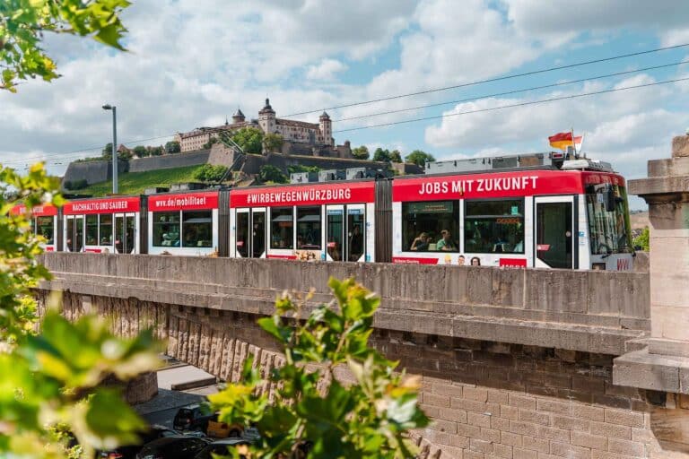 Im Jahr 2024 war das eigene Land bei deutschen Reisenden das beliebteste Reiseziel im weltweiten Vergleich. Würzburg gehört vielleicht nicht zu den bekanntesten Städtereisezielen in Deutschland, doch genau das macht die Stadt in Franken zu einem besonderen Geheimtipp. Zu ihren Attraktionen zählen ein UNESCO-Weltkulturerbe und zahlreiche interessante Orte, die Besucher in vergangene Jahrhunderte entführen.