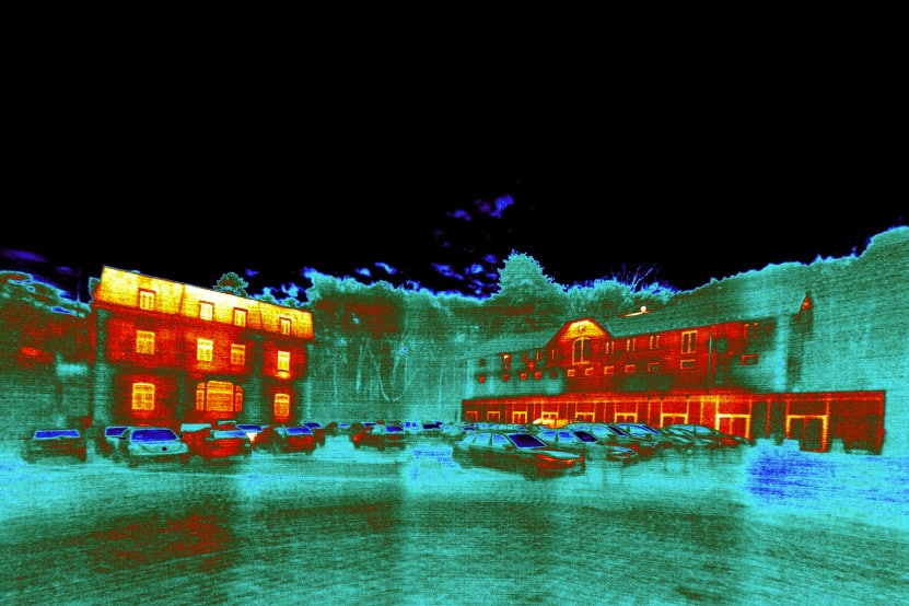 Thermografiebild eines Gebäudes in den Farben rot, gelb, grün