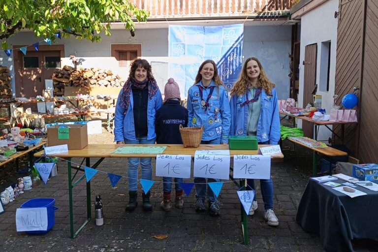 Tombolaverkauf der Pfadfinderinnen