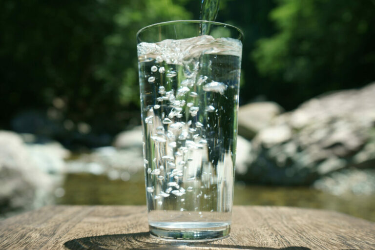 Wasser, das in ein Glas geschüttet wird
