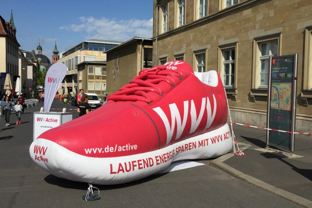 Der aufblasbare Laufschuh mit "WVV Active" Branding beim Residenzlauf 2018