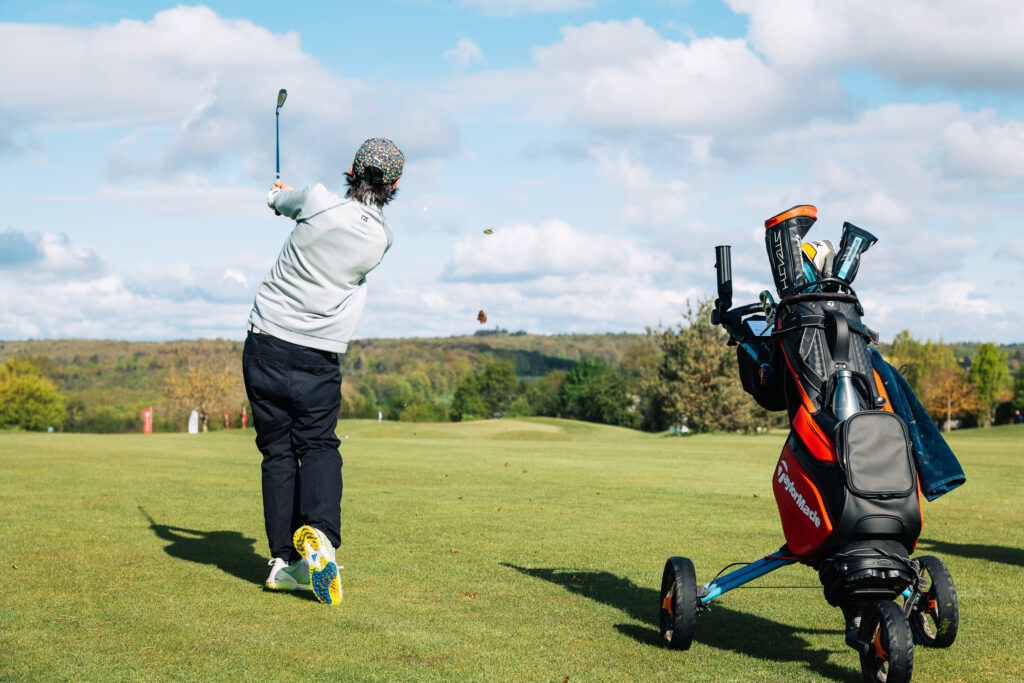 Ein Mann macht einen Aufschlag beim Golf