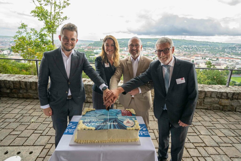 Vorstände der Stadtwerke Würzburg schneiden 25 Jahre Glasfaser Torte an